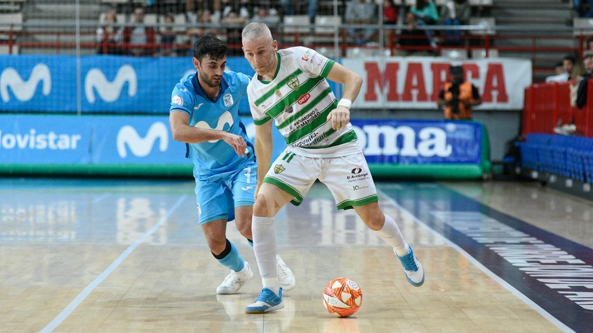 Miguelín pugna con Rubi Lemos en el partido entre el Movistar Inter y el Córdoba Futsal.