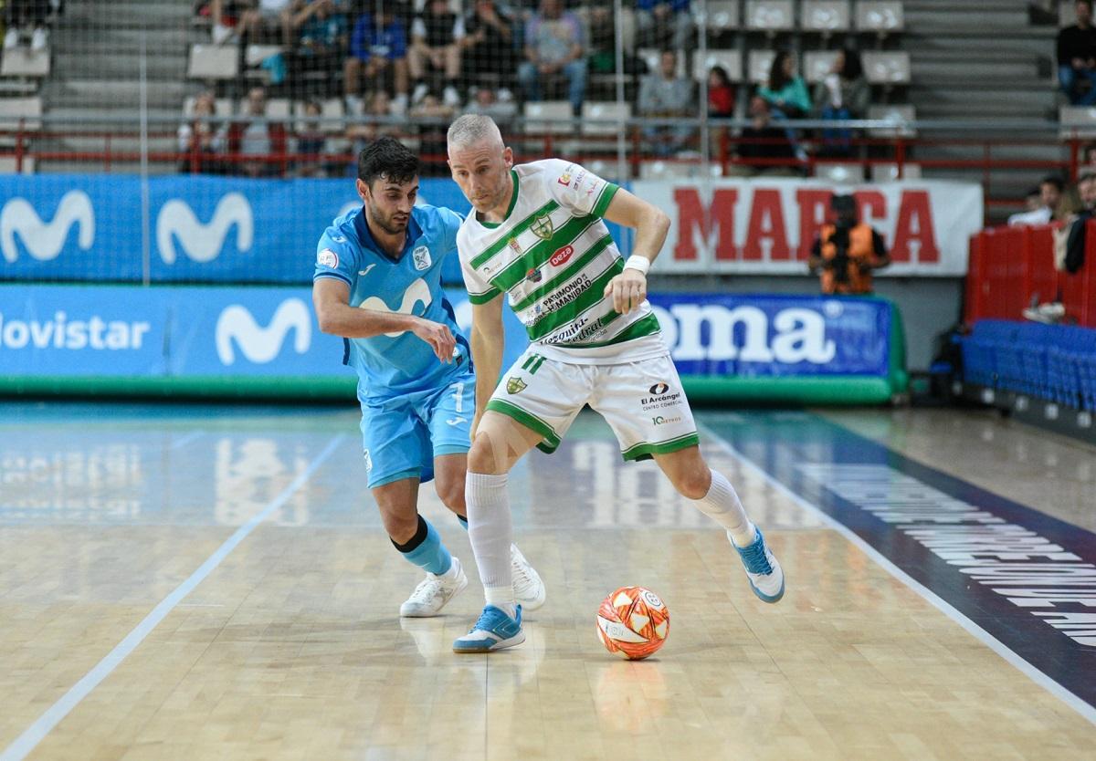 Miguelín pugna con Rubi Lemos en el partido entre el Movistar Inter y el Córdoba Futsal.