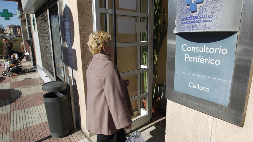 Una mujer entrando en el consultorio de Colloto.