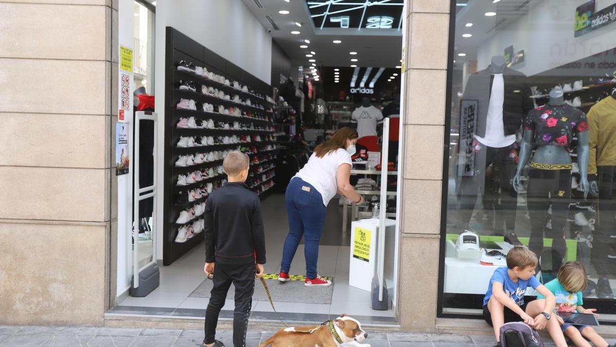 Un comercio de la calle Major de Gandia, el día que abrieron las tiendas.