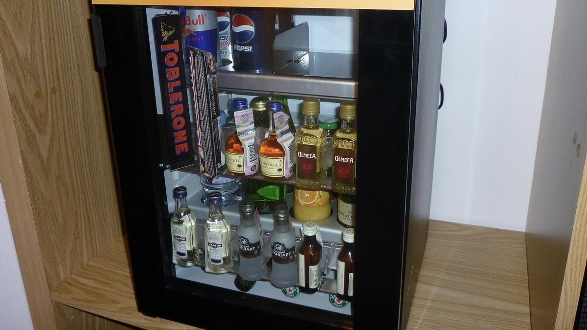 Los excesos con el mini bar en el cónclave se pagan (en todos los sentidos).