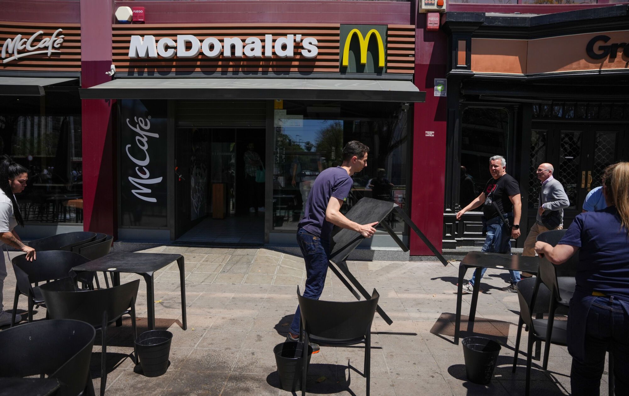 Trabajadores de un McDonald's cierran el local durante el apagón eléctrico. A 29 de abril de 2025, en Sevilla (Andalucía, España).Un apagón eléctrico ha asolado España, Portugal y parte de Francia a las 12.30h. de la mañana. Sin saber aún las causas concretas del apagón, poco a poco se está recuperando el suministro eléctrico en todas las regiones de la Península Ibérica. 29 ABRIL 2025 María José López / Europa Press 29/04/2025. María José López;