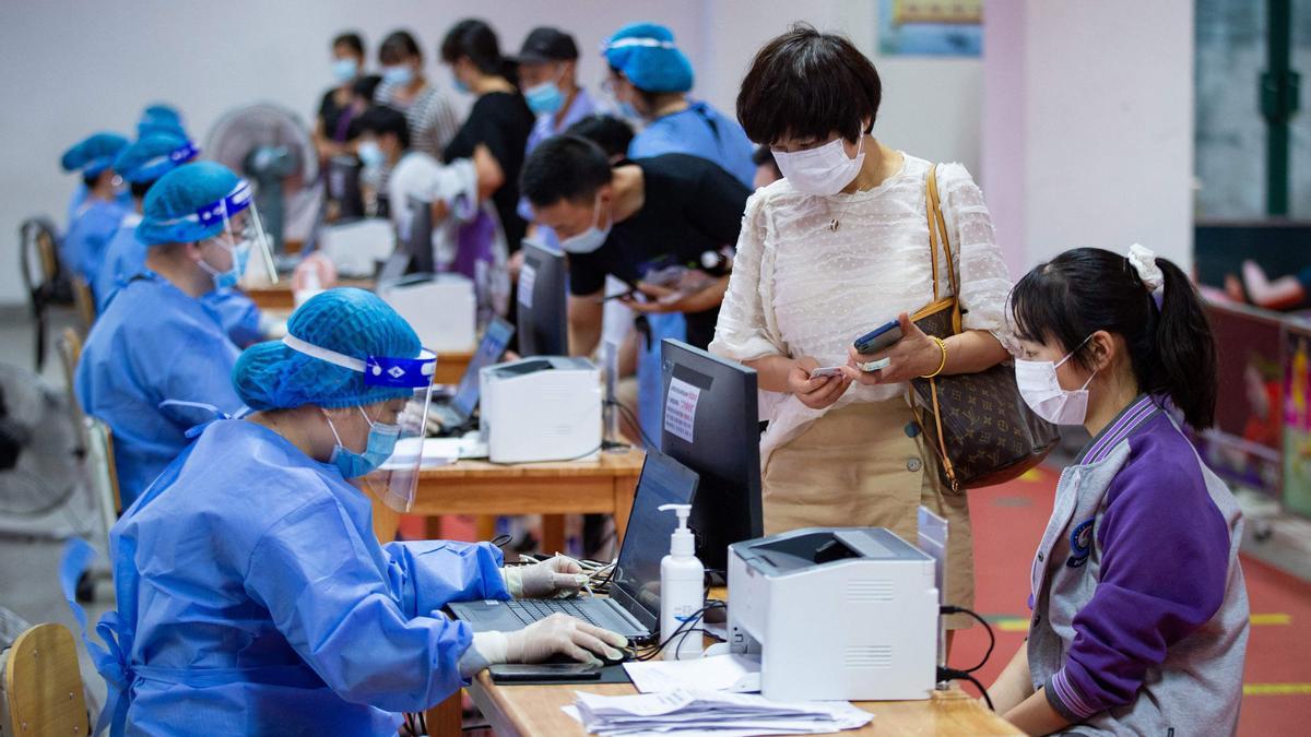 Una estudiante de secundaria se prepara para recibir la vacuna Sinovac Covid-19 en Nanjing, en la provincia de Jiangsu, en el este de China.