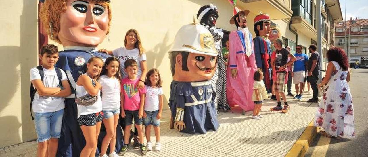 Los niños se lo pasan en grande con el desfile de los gigantes y cabezudos. // Iñaki Abella