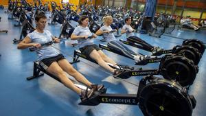 Barcelona 30.10.2024. Sociedad. L’Hospital del Mar y la Unió de Federacions Esportives de Catalunya presentan un proyecto pionero para ofrecer la práctica del remo a mujeres en tratamiento por cáncer de máma. En la foto, Mari Carmen, Coral, Sonia, responsable proyecto deportivo Nereida, y Sónia, calentando en el gimnasio antes de salir al mar con la embarcación.