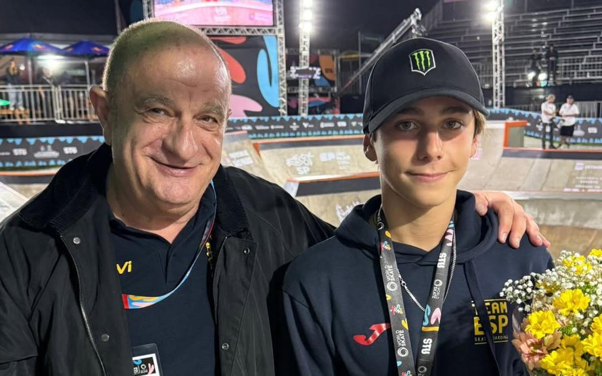 Carmelo Paniagua, Presidente de la Real Federación Española de Patinaje, junto a Egoitz Bijueska tras su oro