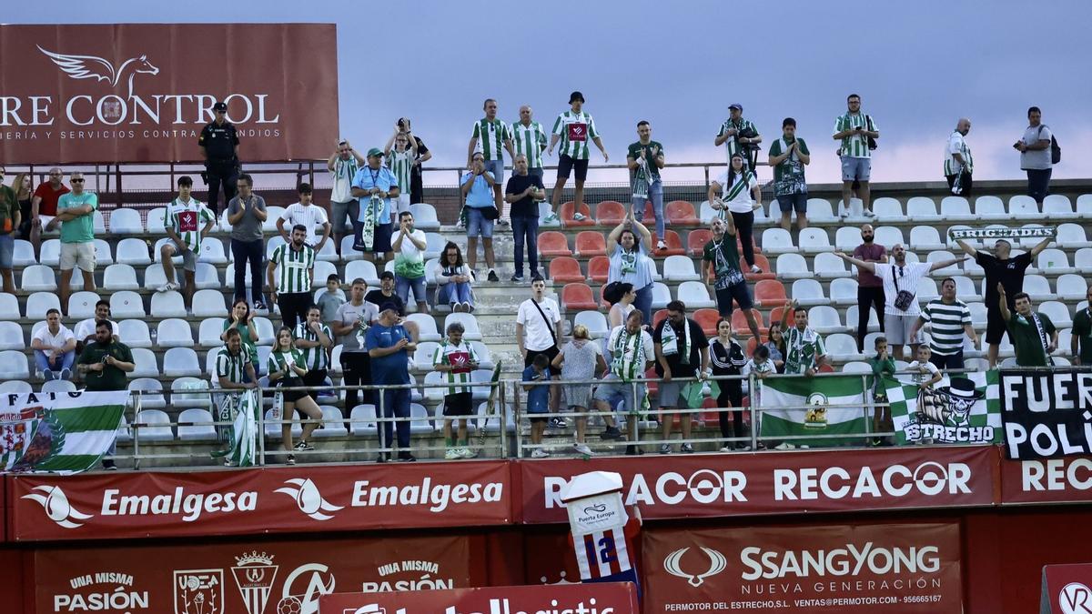 Aficionados blanquiverdes en el Algeciras-Córdoba CF en el Nuevo Mirador.