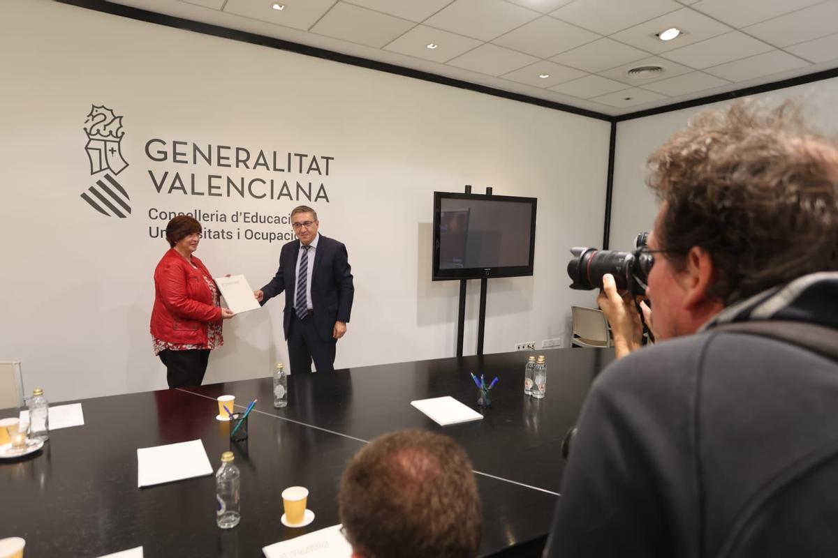 Rovira y Cantó con el documento con el nuevo libro de estilo de la Generalitat Valenciana.