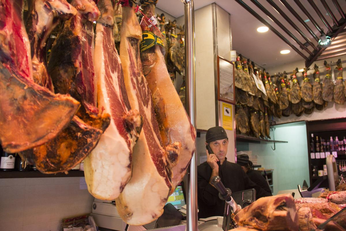 Aspecto de un puesto de jamones en un mercado municipal de Barcelona.