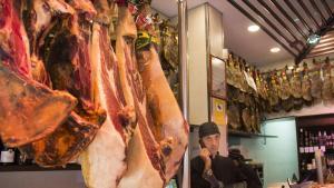 Aspecto de un puesto de jamones en un mercado municipal de Barcelona.
