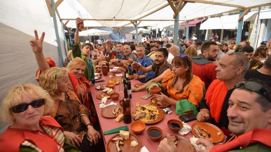 Uno de los numerosos banquetes celebrados el sábado con motivo de la fiesta medieval. // G. Santos