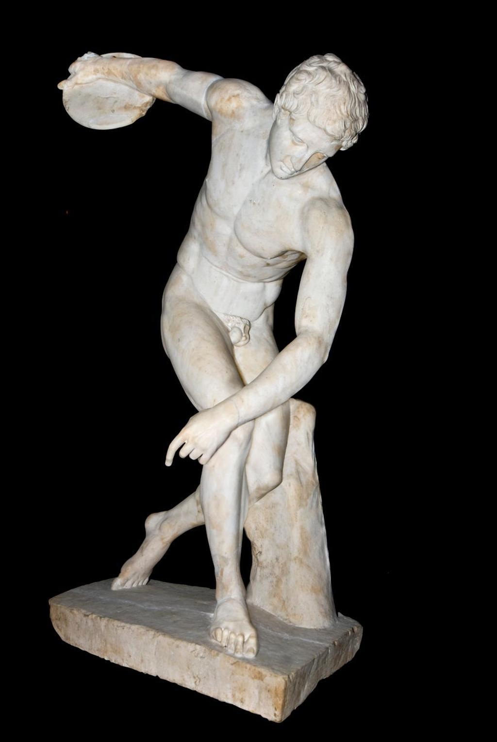 Una de las reproducciones del 'Discóbolo' de Mirón.