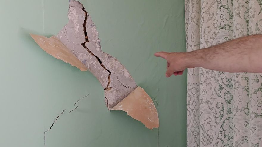 El drama de Etelvina Montequín, de 93 años, que duerme en un sofá por las grietas en su casa de Carbayín: &quot;Esto va a peor, un día se viene abajo&quot;
