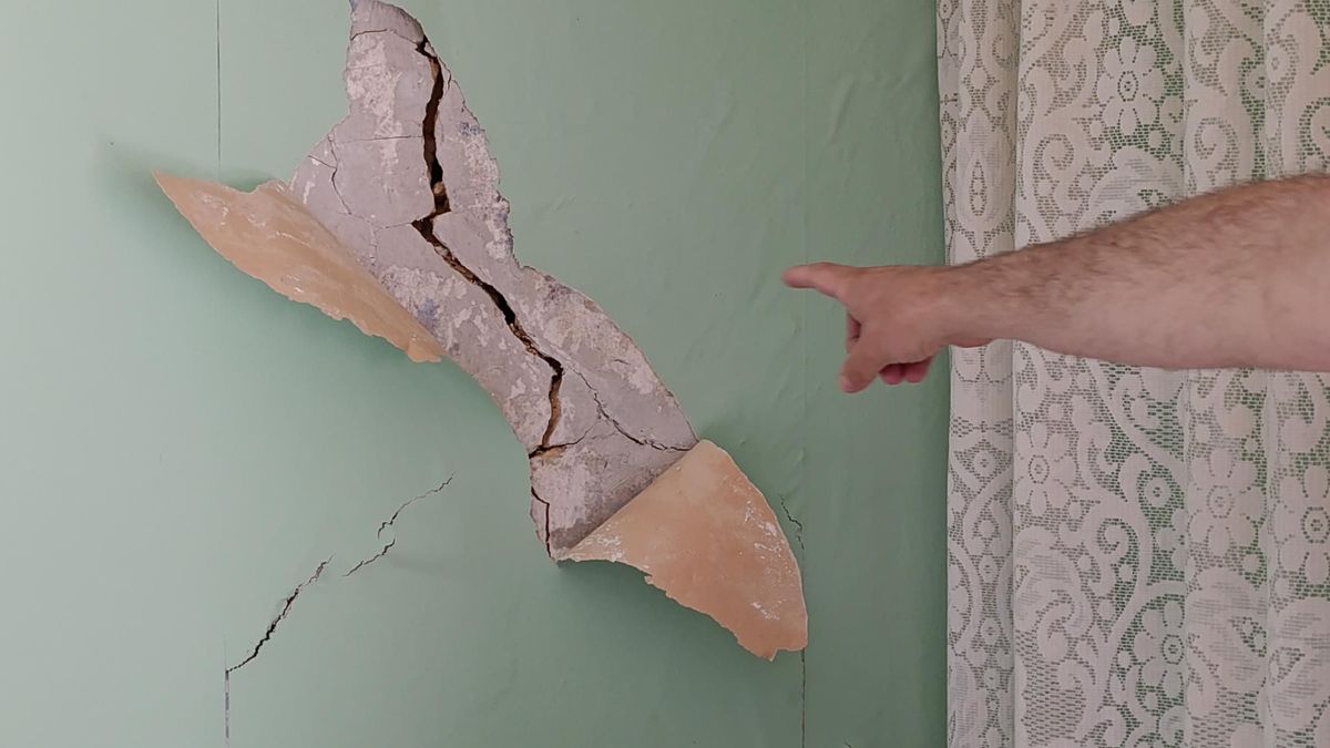 Una de las grietas que presenta la habitación principal.