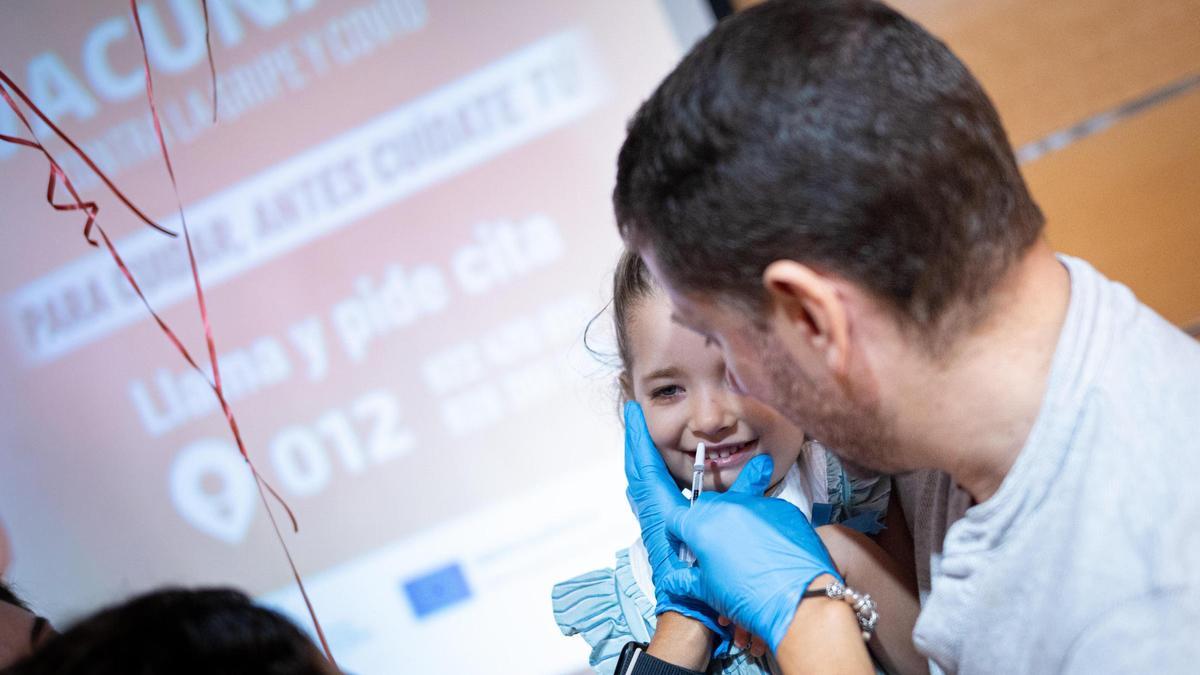 Una niña recibe la inmunización intranasal durante el inicio de la campaña de vacunación.