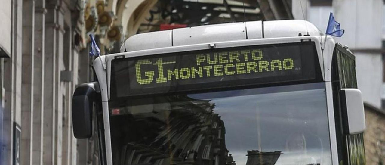 Un autobús de TUA, en la calle Marques de Santa Cruz. | Julián Rus