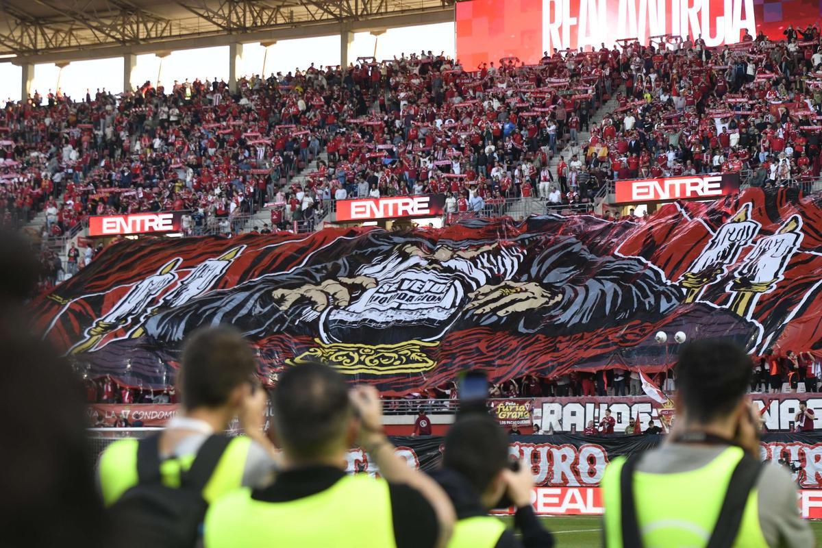 Tifo mostrado por los peñistas del Real Murcia