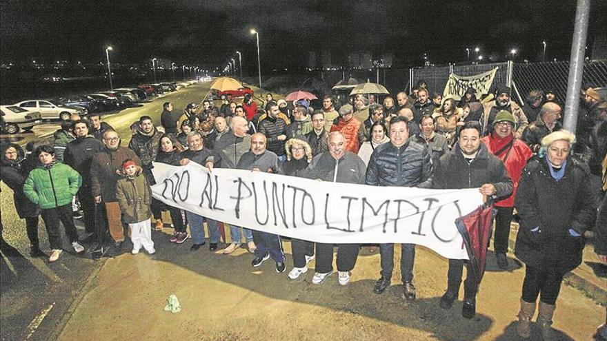 Los vecinos de el Junquillo protestan contra el punto limpio