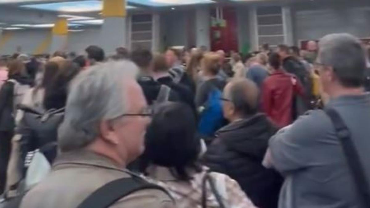 Passagiere stehen an der Sicherheitskontrolle am Flughafen Palma an.