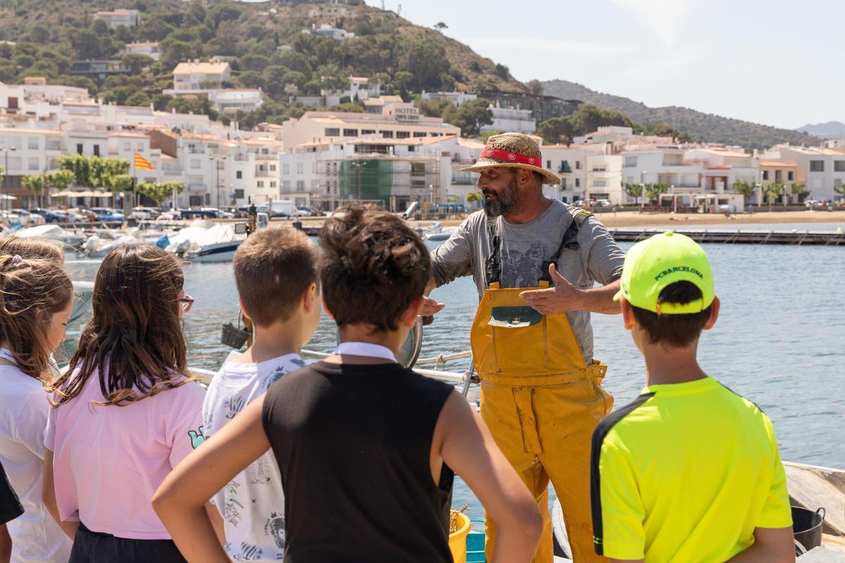 L’alumnat selvatà neteja una platja del Port de la Selva en el marc de la jornada ‘La Mar de Net’