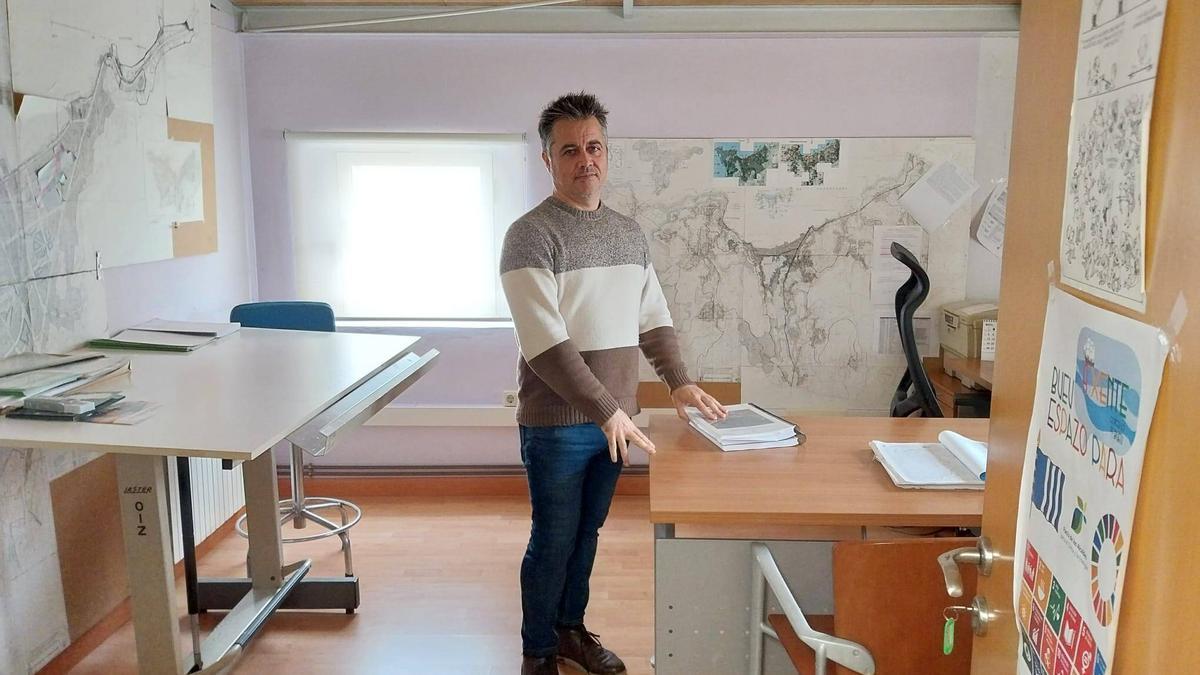 El concejal de Urbanismo de Bueu, Martín Villanueva, ayer en el despacho del arquitecto municipal.