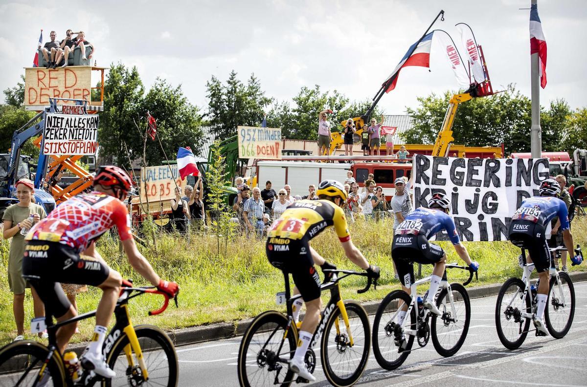 Woudenberg (Netherlands), 20/08/2022.- Cyclists pass a farmers’ protest in Woudenberg during the second stage of the 77th La Vuelta cycling race, over 175.1km from ’s-Hertogenbosch to Utrecht, the Netherlands, 20 August 2022. (Ciclismo, Protestas, Países Bajos; Holanda) EFE/EPA/KOEN VAN WEEL