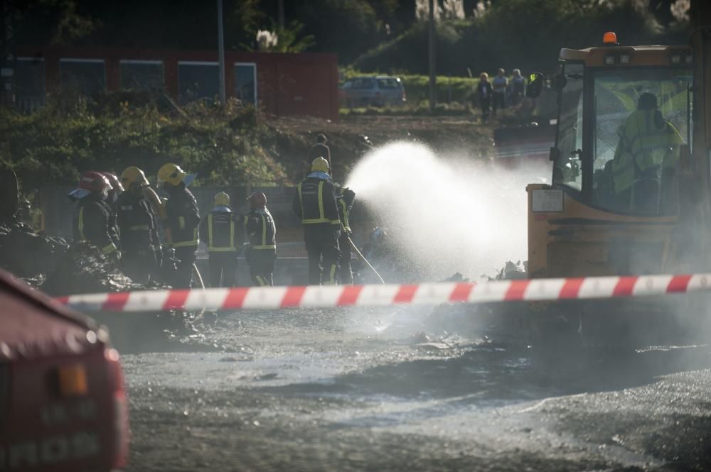 El incendio en una nave de reciclaje obliga a los bomberos de la comarca a intervenir durante toda la madrugada