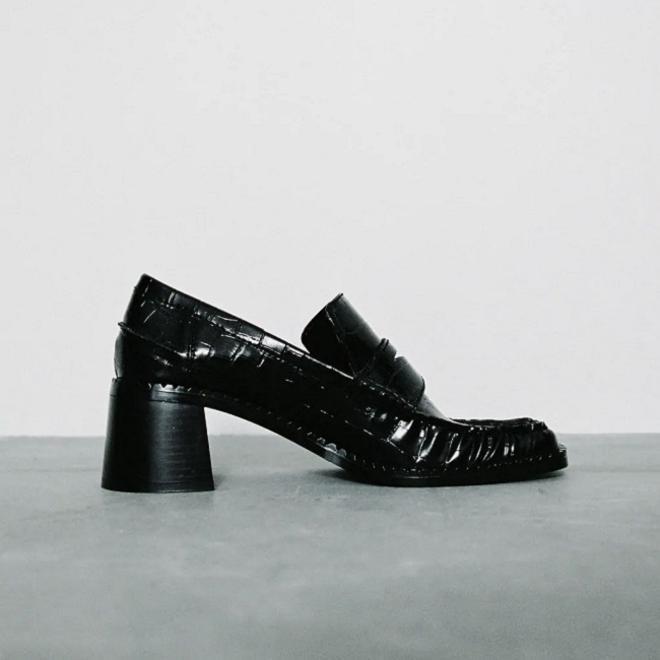 Zapatos de tacón estilo mocasín en color negro, de Zara