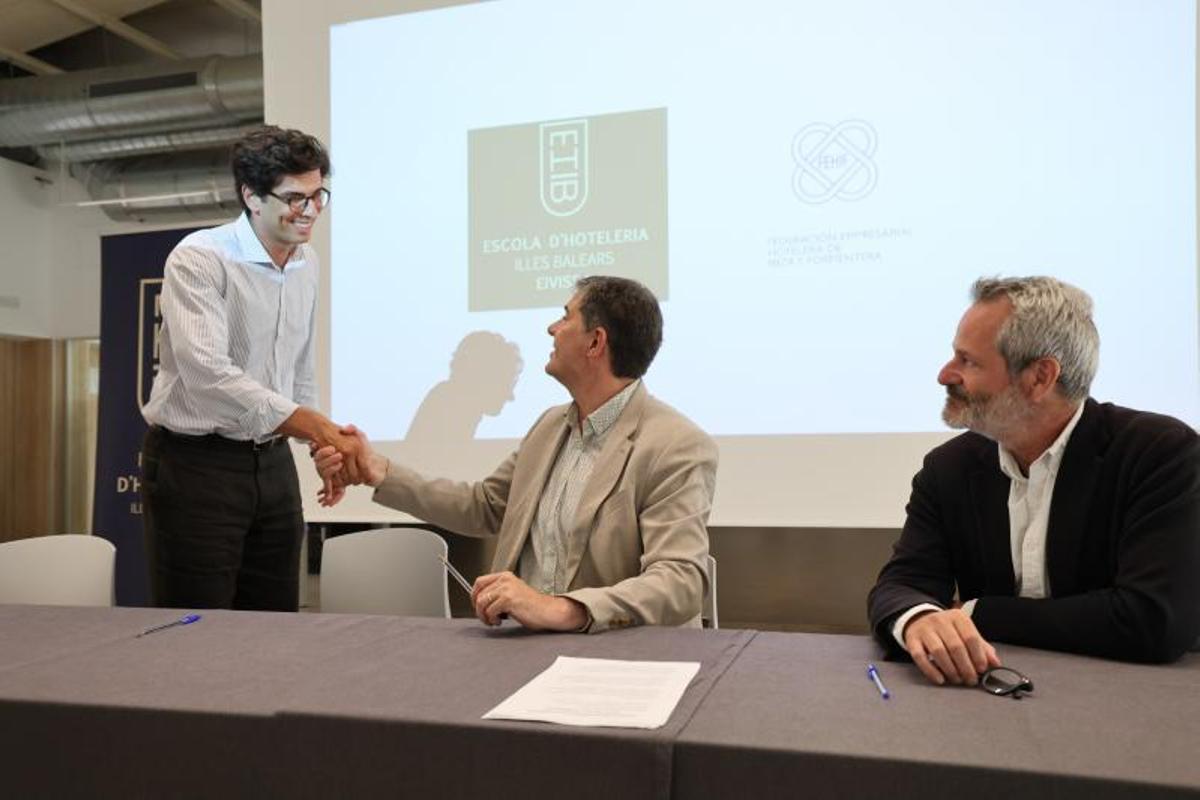 Todas las imágenes de la firma del convenio de la Escuela de Hostelería, el Govern y empresas hoteleras Todas las imágenes de la firma del convenio de la Escuela de Hostelería, el Govern y empresas hoteleras