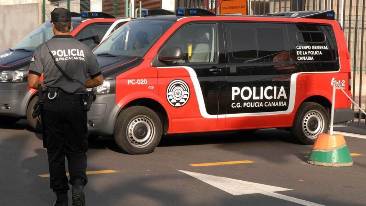 Un agente de la Policía Canaria.