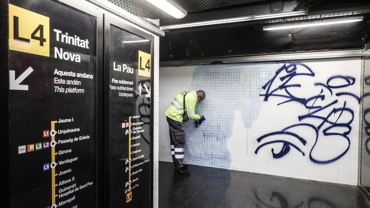 Trabajos de limpieza de pintadas en la estación de metro de Jaume I