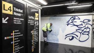 Trabajos de limpieza de pintadas en la estación de metro de Jaume I