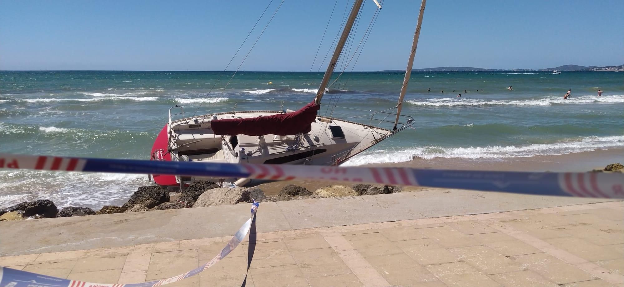 Un velero encalla en el Molinar tras sufrir una avería en el motor