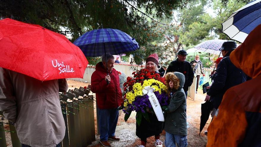 Zaragoza vuelve a recordar a las víctimas del franquismo entre la lluvia y el respeto