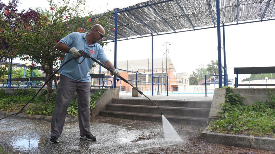 Los operarios daban ayer los últimos retoques a la piscina Murcia Parque que se inaugura hoy.