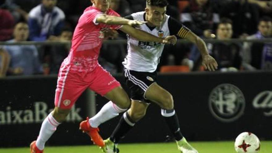 Pepelu persigue al capitán del Mestalla.