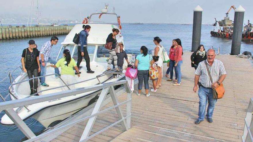 Usuarios llegando a Moaña en el pequeño barco habilitado.