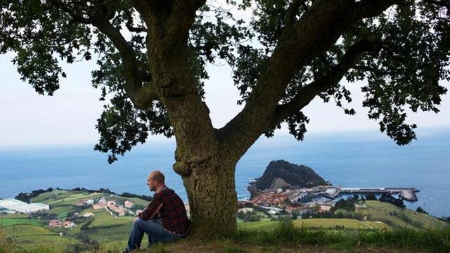 Aitor Arregi, dueño del restaurante Elkano, en la colina desde la que otea Getaria y el Cantábrico.