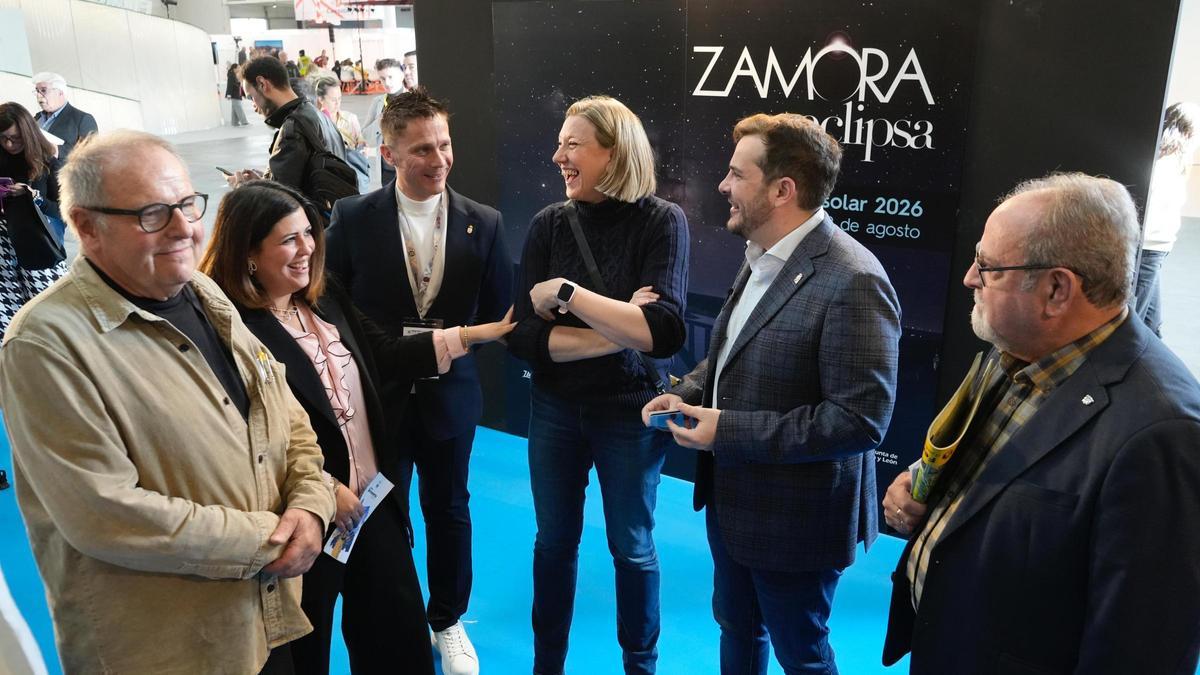 Isabel Blanco, visita en Valladolid el expositor de Zamora en AR-PA