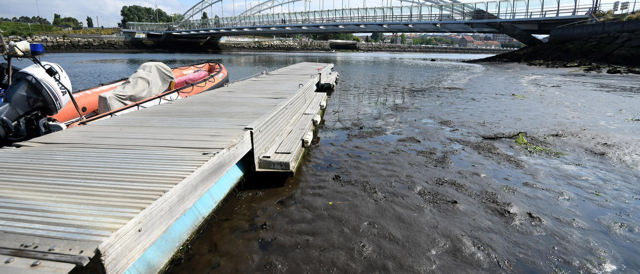 Lodos en el Club Naval, uno de los que ha demandado el dragado del río