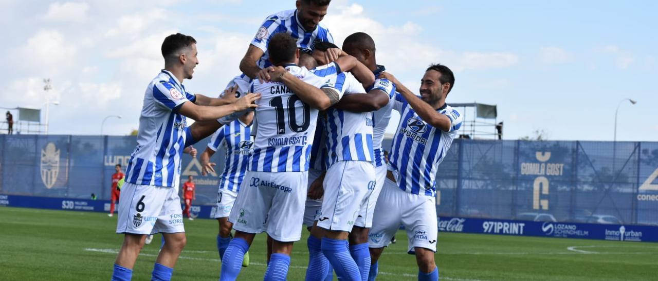 Los jugadores del Baleares felicitan a Dioni, autor del tempranero tanto blanquiazul.