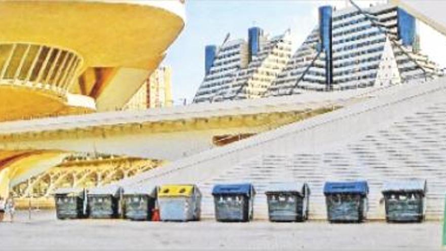 Nueve contenedores de residuos orgánicos, de plástico, de cartón y de vidrio en uno de los accesos al coliseo de la ópera de Valencia.