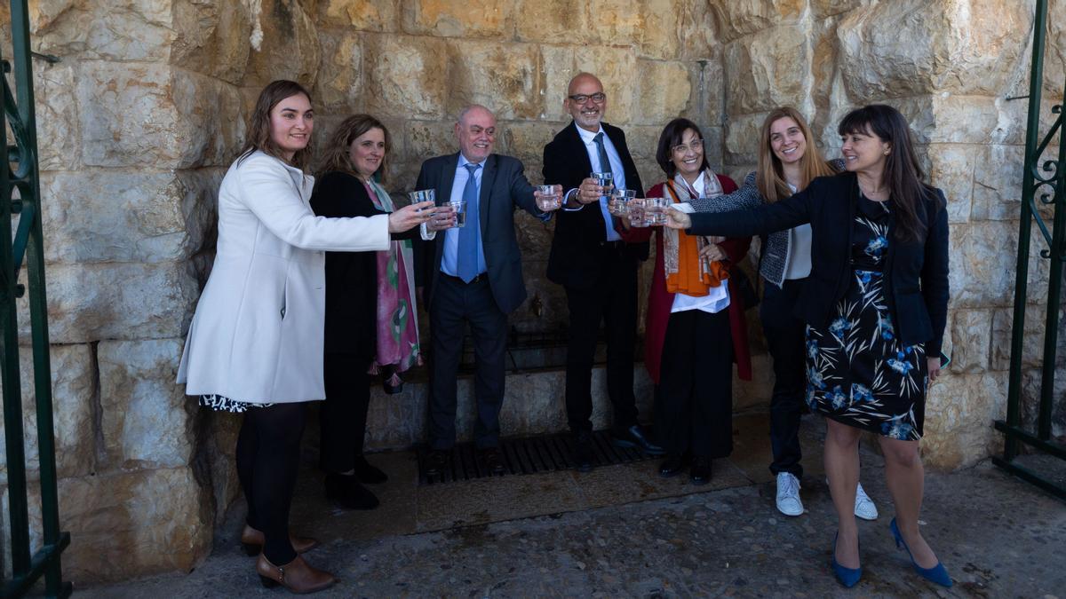 La Fundació Puigvert y Agua de Benassal firman un acuerdo para recuperar la memoria de la figura del urólogo catalán. En la imagen, el brindis con agua de la Font d’En Segures.