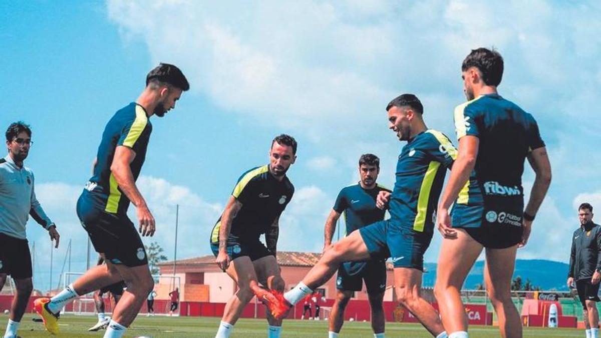 Copete, Darder, Abdón, Radonjic y Nacho Vidal, durante un rondo en Son Bibiloni.