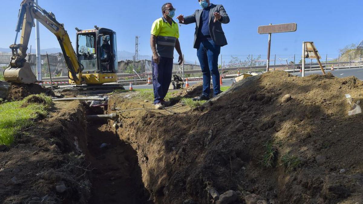 Héctor Suárez, concejal de Aguas, con el jefe de obra en Melenara |