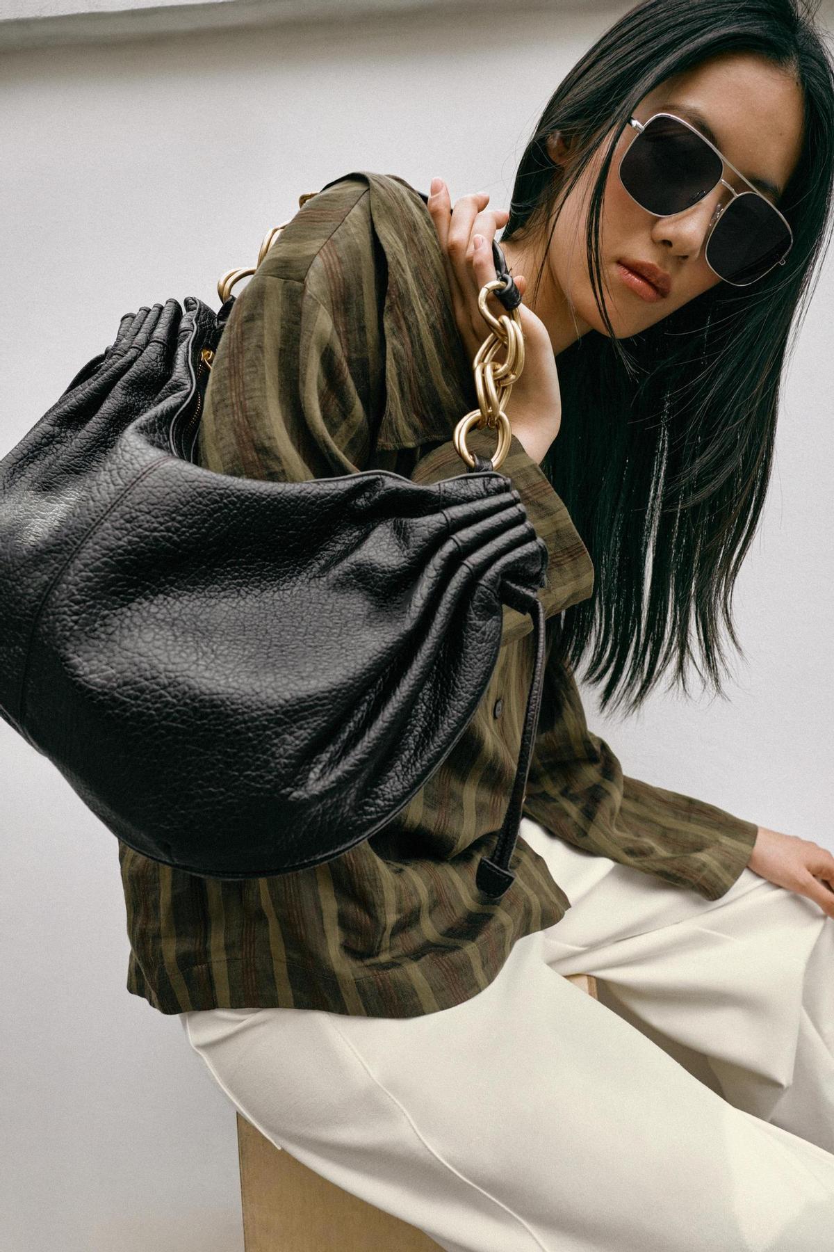 Bolso de hombro marrón con fruncidos