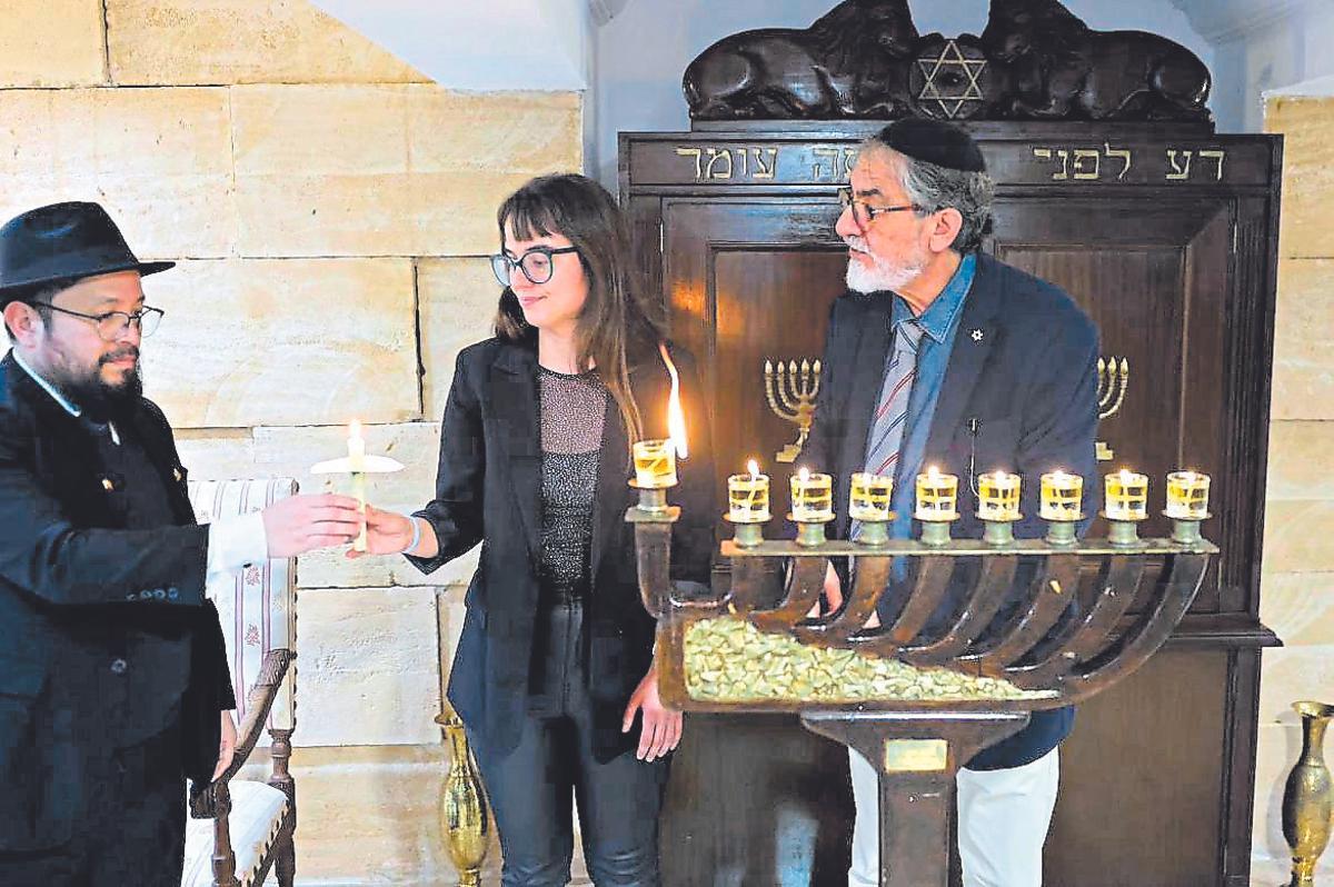 Un momento de la celebración de la Fiesta de las Luces en la sinagoga de Palma.