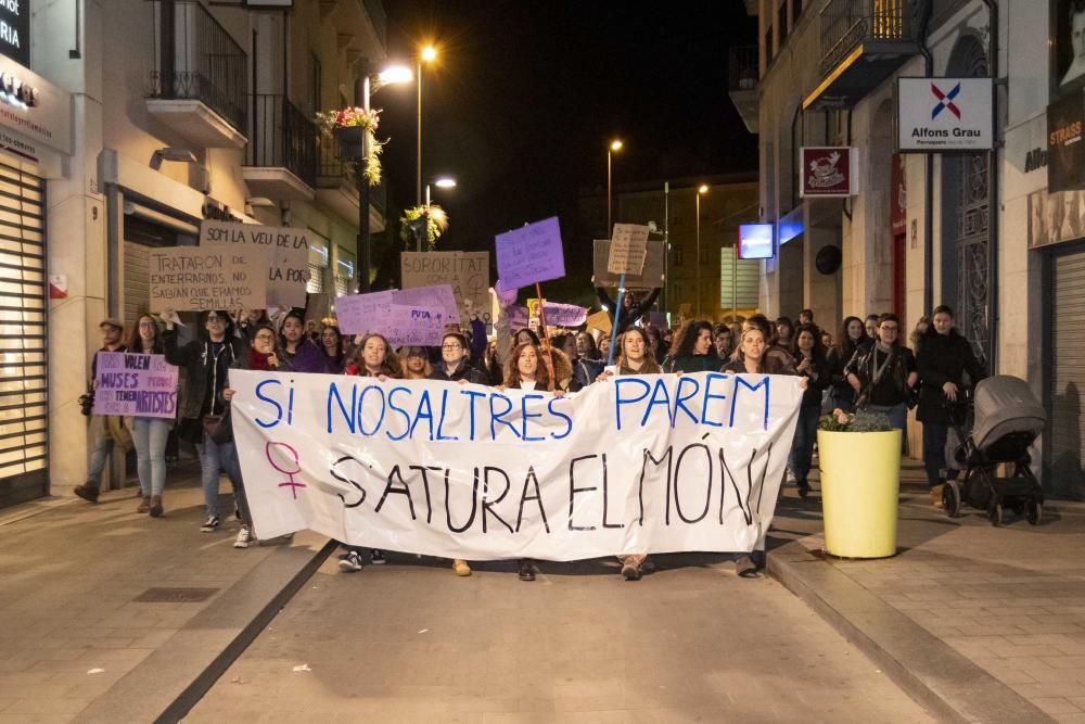 Centenars de persones surten al carrer el 8M