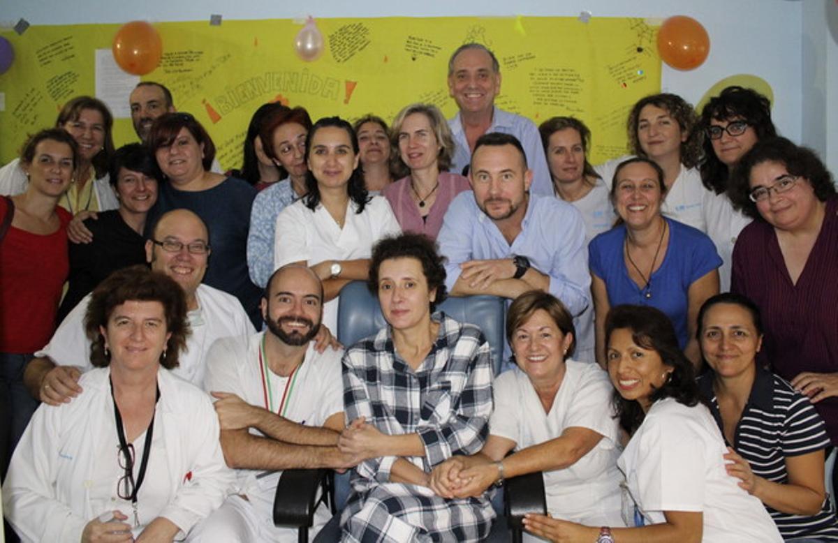 Teresa Romero (al centre, amb una bata de quadros) i el seu marit Javier Limón (al seu darrer, de blau) amb part dels sanitaris que l’han estat atenent durant els dies d’aïllament.