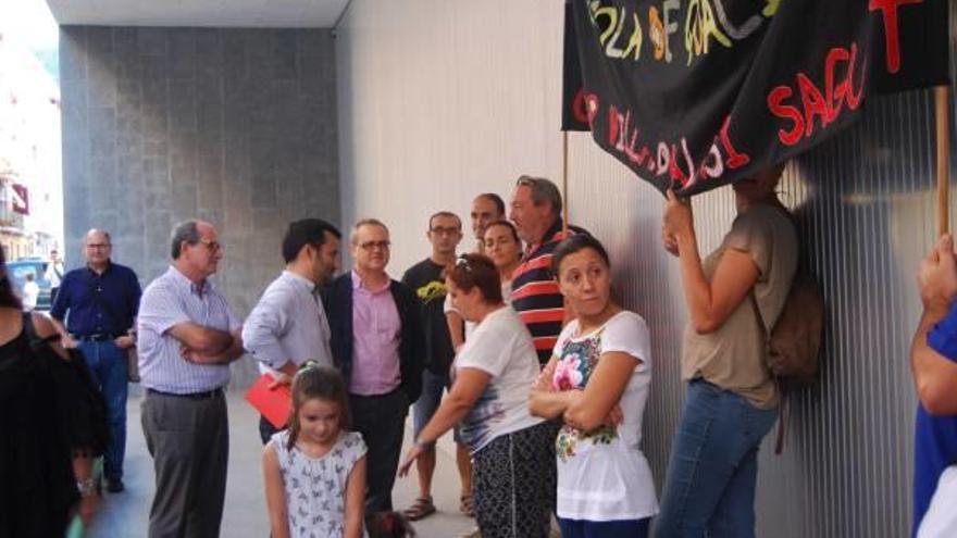 El AMPA del CEIP Villar Palasi recibe al conseller de Educació con pancartas